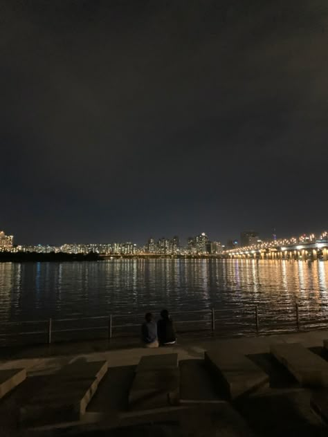 Night Life Korea, Sungai Han Seoul Night, Han River Aesthetic Night, Korea Icons Aesthetic, Han River Couple, South Korea Han River, Seoul Night Aesthetic, Han River Aesthetic, Korea Night Aesthetic