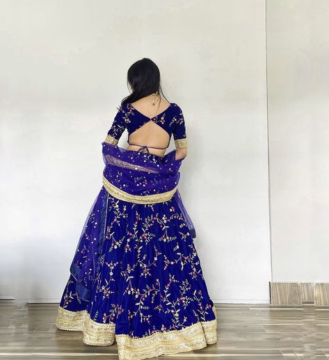 Trending Back Blouse Designs, Trendy Blouse Designs Backless, Garba Blouse Back Design, Ghagra Blouse Back Neck Designs, Blouse Designs Latest On Lehenga, Lehnga Blouse Idea, Dark Pink Colour Combinations Dress, Chaniya Choli Blouse Designs Latest, Blouse Pattern For Lehenga