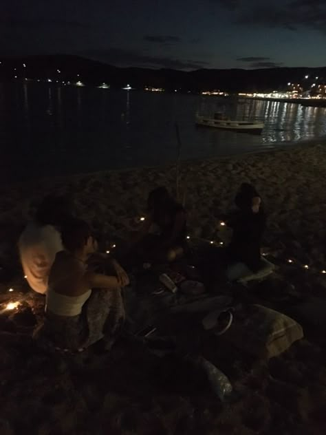 Beach Nights With Friends, Beach With Friends At Night, Friendship Date Aesthetic, Summer Night Vibes Aesthetic, Friends In Greece Aesthetic, Picnic At Night Aesthetic, Night Beach Pics Friends, Summer At Night Aesthetic, Beach House Party Aesthetic