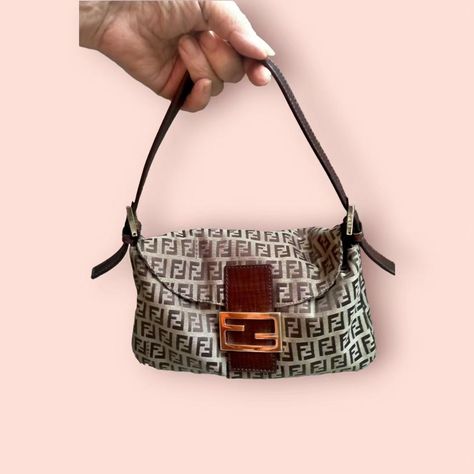 https://stellavintagestoreit.etsy.com/listing/1688111643 #vintagebag #vintagefendi #fendibag #fendibaguette Vintage Fendi Baguette, Fendi Bag, Vintage Fendi, Fendi Baguette, Baguette Bag, Engraved Logo, Fendi Bags, Vintage Bags, Monogram Canvas