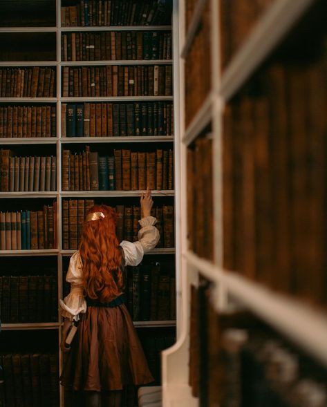 Nour & the merchant on Instagram: “This photo gives me Belle vibes ✨ @aclotheshorse in the conker skirt, dusk waistcoat and mist chemise 🖤 #nourinthewild” Person In Library, Bookgirls Aesthetic, Woman In Library, Witchy Librarian, Folklore Fashion, Types Of Aesthetics, Ginger Girls, House Of Dragons, Academia Aesthetic