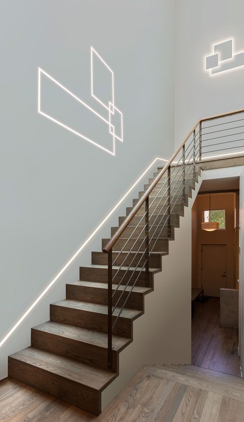 Stairs Light Design, Stairway Lighting Ideas, Staircase Lighting Ideas, Led Stair Lights, درج السلم, Profile Light, Stairway Lighting, Pop Ceiling Design, Home Lighting Design