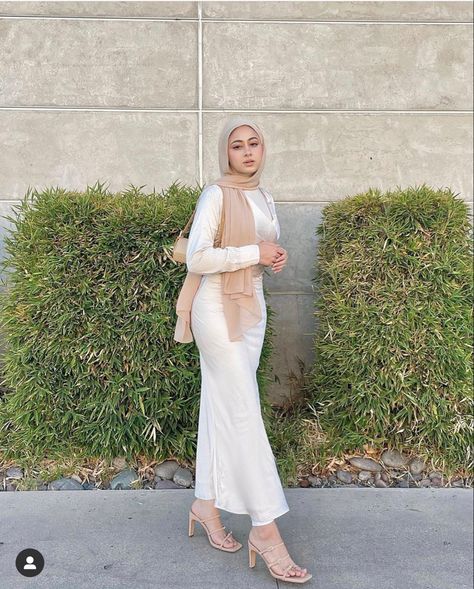 Muslim Graduation Outfit, Hijabi Graduation Outfits, Modest Graduation Outfit, Graduation Outfit Ideas Hijab, White Hijab Outfit, White Dresses Graduation, White Dress Outfit, Hijabi Fits, Modest Casual Outfits