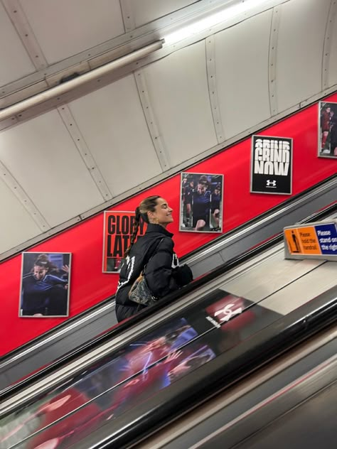 London underground London Underground Photoshoot, London Aesthetic Picture Ideas, Uk Trip Aesthetic, Ual London Aesthetic, London Grunge Aesthetic, London Pics Ideas, London Tube Aesthetic, London Inspo Pics, East London Aesthetic