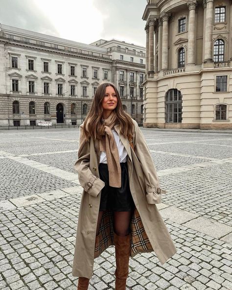 𝑳𝑰𝑽𝑰𝑨 𝑨𝑼𝑬𝑹 on Instagram: “Werbung | Vintage love ✨ found this perfect Burberry Trenchcoat on @carou.shop where you can find anything from Zara to Dior & also my very…” How To Style Burberry Trench Coat, Burberry Trench Coat Outfit, Livia Auer, Fashion Blog Design, Trench Outfit, Burberry Trenchcoat, Trench Beige, Closet Aesthetic, Trench Coat Outfit