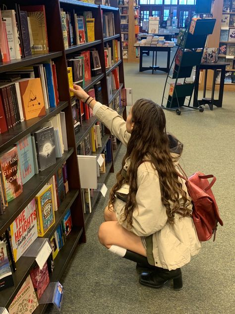 Insta Pic Ideas Library, Photos In Bookstore, Book Store Photos, Poses In Library, Pictures In Library, Book Store Pictures, Photos In Library, Nerd Aesthetic Outfit, Pictures With Books