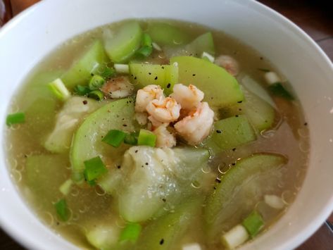 Canh Bầu Nấu Tôm (Vietnamese Opo Squash and Shrimp Soup) Vietnamese Canh Recipes, Vietnamese Soup Canh, Vietnamese Recipes Soup, Vietnamese Dinner, Soup Vietnamese, Soup Squash, Opo Squash, Easy Vietnamese Recipes, Vietnamese Foods