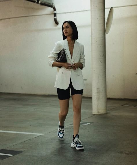 White Blazer Outfits, Blazer E Short, Bike Shorts Outfit, Biker Shorts Outfit, Outfit Chic, Blazer Outfit, Biker Short, Parking Garage, Blazer And Shorts