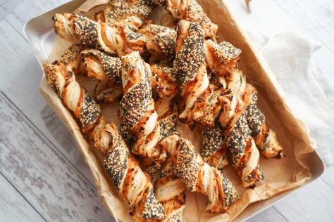 Frøsnappere Med Pikantost Og Skinke - Nem Opskrift Med Butterdej Danish Food, Cheesy Recipes, Food Platters, Pretzels, Easy Chicken Recipes, Finger Foods, Workout Food, Street Food, Food Videos