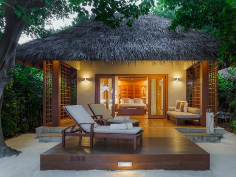 Bungalows Ideas, Fiji House, Wooden Bungalow, Baros Maldives, Diy Home Makeover, Home Makeover On A Budget, Maldives Luxury Resorts, Green Resort, Resort Plan