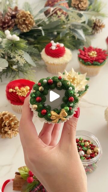 Christmas Cupcakes Decoration Ideas Xmas, Diy Christmas Cake Decorations, Xmas Cupcakes Decoration, Cupcake Decorating Christmas, Christmas Cakes And Cupcakes, Christmas Muffins Decoration, Muffin Decoration Ideas, Christmas Decorated Cupcakes, Winter Cupcakes Decorating