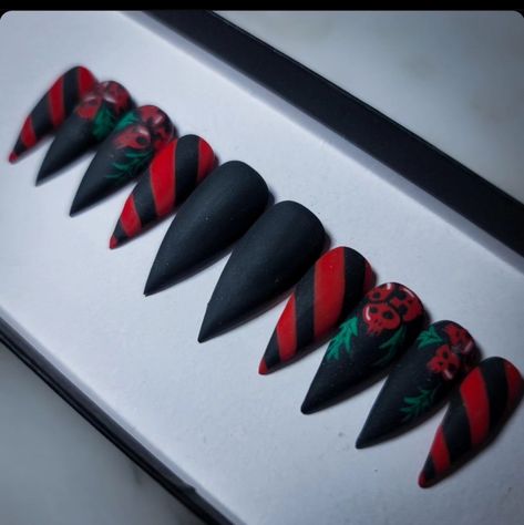 Spooky Xmas Nails, Goth Christmas Nails Designs, Black Red Christmas Nails, Spooky Winter Nails, Scream Valentine Nails, Pop Punk Nails, Christmas Horror Nails, Succubus Nails, Goth Xmas Nails