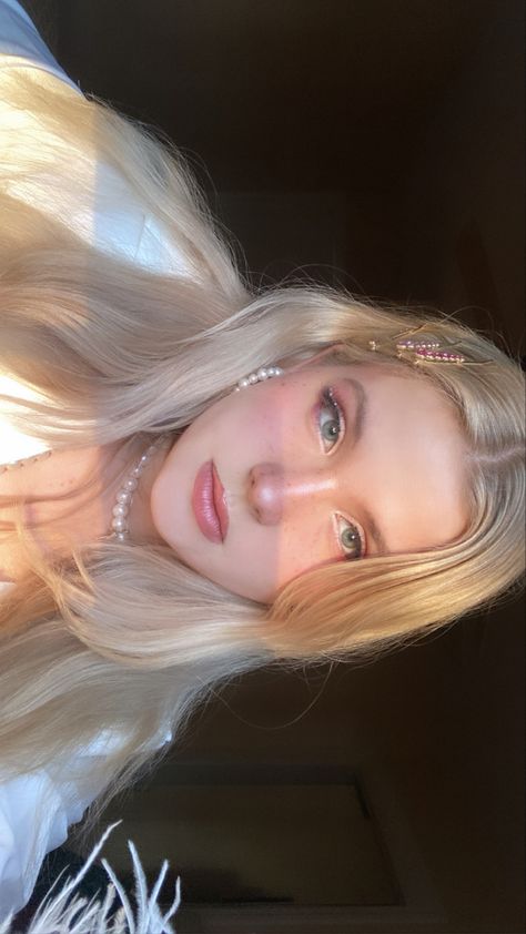 Pretty girl sunset golden hour aesthetic coquette old money style makeup natural glow Ethereal Romantic Makeup, Pale Girl Makeup, Hoco 2024, Feminine Makeup, Pale Makeup, Preppy Makeup, Angel Makeup, Light Makeup Looks, Hyper Feminine