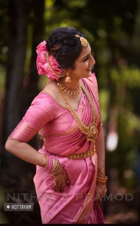 Kerala Hindu Bride Simple Look, Valakappu Saree, Kerala Saree Wedding Look, Pink Silk Wedding Saree, Kerala Hindu Bride Saree, Malayali Bride, South Indian Bride Jewellery, Kerala Hindu Bride, Royal Saree