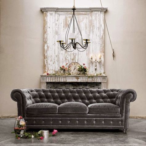 Eye For Design: Decorating With Velvet Sofas Pretty Living Room Ideas, Modern Grey Sectional, Grey Sectional Couch, Gray Velvet Couch, Victorian Couch, Classic Couch, Meja Sofa, Sofa Chesterfield, Bed Grey