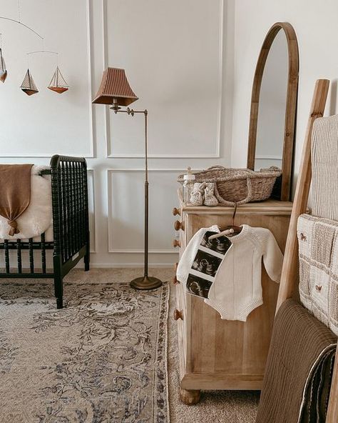 Antique Gender Neutral Nursery, Nursery Astethic, Vintage Nursery Ideas Boy, Nursery With White Walls, Boy Nursery Aesthetic, French Country Baby Nursery Ideas, Cozy Boy Nursery, Boy Vintage Nursery, Baby Boy Vintage Nursery