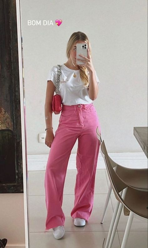 Straight Pink Jeans 
Pantalon rosa recto 
Playera blanca 
Tenis blancos 
Bolsa rosa 
Outfit para San valentin Pink Wide Leg Jeans Outfit, Pink Jeans Outfit Summer, Glow Up Skin Care, Pink Trousers Outfit, Pink Jeans Outfit, Glow Up Skin, Wide Leg Trousers Outfit, Pink Pants Outfit, White Tops Outfit