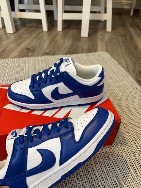 Dunk Low Kentucky, Nike Dunk Low Kentucky, Nike Bleu, Blue Nike Dunks, Pretty Sneakers, Trendy Shoes Sneakers, Nike Fashion Shoes, Preppy Shoes, Jordan Shoes Retro