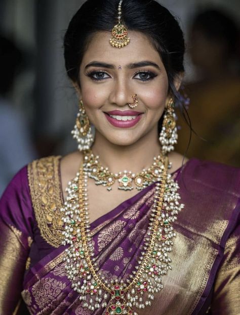 South Indian Bride Jewellery, Indian Brides Jewelry, South Indian Wedding Hairstyles, Hair Style On Saree, Bridal Sarees South Indian, Simple Saree Designs, Indian Bride Outfits, Telugu Wedding, Wedding Saree Collection