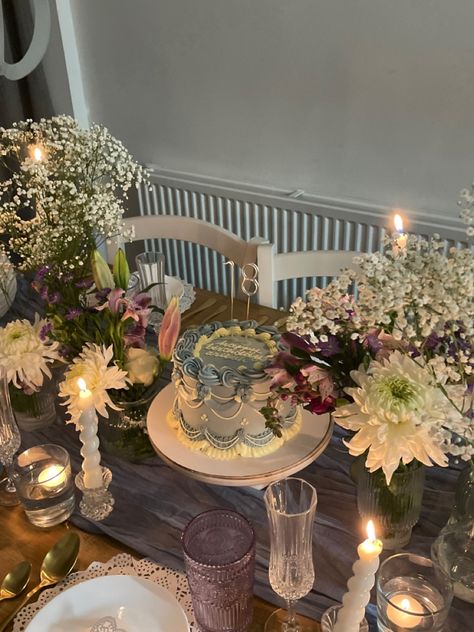 Birthday Cake Table Aesthetic, Old Money Birthday Party Aesthetic, Vintage Birthday Theme Decoration, 18th Bday Decor, 22 Birthday Ideas Decoration, Intimate Birthday Party Ideas, Birthday Cake Table Decorations, 18th Decorations, Aesthetic Birthday Dinner