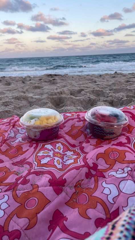 Beach, Sunset, Sand, Pink Towel, Smoothie Bowl, Beach Smoothie Bowl, Sunset Smoothie, Acai Bowls, Summer Pics, Summer Smoothies, Dream Summer, Vacation House, Aesthetic Life, Smoothie Bowls