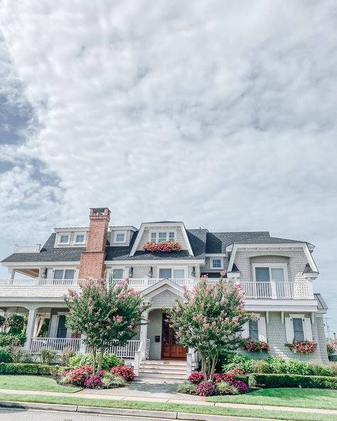 katey|ashley|morgan|yen|karrie on Instagram: “Avalon, New Jersey did not disappoint! I would love to design an intimate wedding at one of these amazing beach houses. The landscaping…” New Jersey Beach House, Beach Mansions, Avalon New Jersey, New Jersey Beaches, Avalon Beach, Pretty Houses, Dream Beach Houses, Dream Beach, Dream Houses