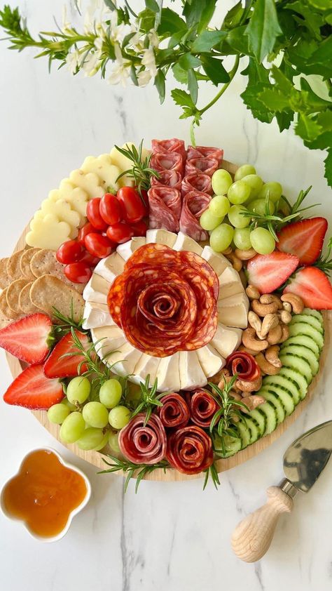 Wedding Shower Brunch Charcuterie Board, Bday Recipes Food, Cute Cheese Board, Charcuterie Board Cucumber, Carcurie Board Brunch, Charcoochie Board Ideas, Cucumber On Charcuterie Board, Salami Board Ideas, Chacourtie Board Ideas