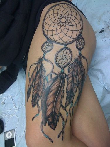 Dreamcatcher Tattoo Designs, Ideas and Meaning - so stunning I wish I were daring enough to have this tattoo Native American Tattoo Designs, Dream Catcher Tattoo Design, Native American Tattoo, Native American Tattoos, Thigh Tattoo Designs, Dream Catcher Tattoo, Geniale Tattoos, American Tattoos, Memorial Tattoos