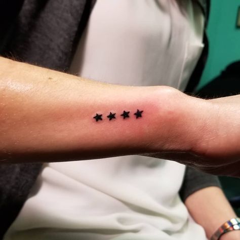 Photo by (eternalei) on Instagram | #startattoo #stars #smalltattoo #wristtattoo Small Star Tattoo, Best Star Tattoos, Star Tattoo On Wrist, Star Tattoo Meaning, Wrist Tattoos Girls, Small Star Tattoos, Side Wrist Tattoos, Cool Wrist Tattoos, Star Tattoo Designs