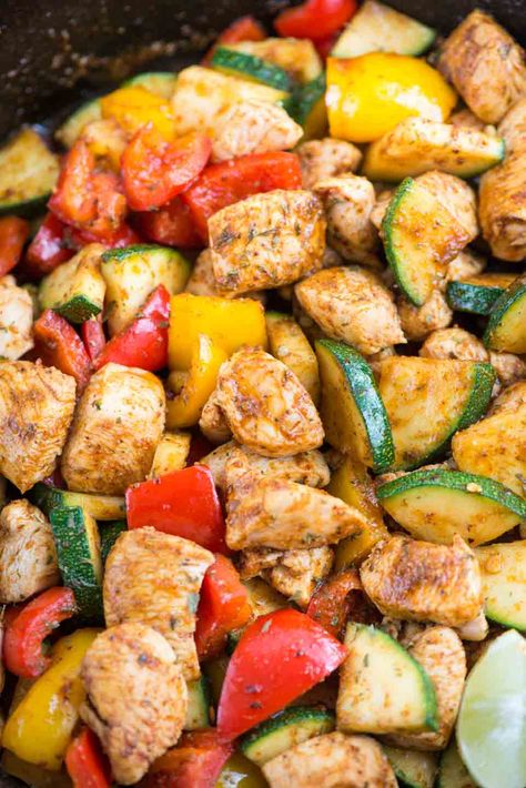 Healthy Cajun, Cajun Chicken, Health Dinner, Health Dinner Recipes, Idee Pasto Sano, Iron Skillet, Cast Iron Skillet, Chicken And Vegetables, Healthy Chicken Recipes