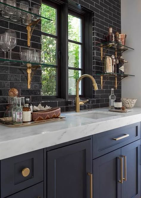 Dark blue bar cabinets Black Backsplash, Farmhouse Kitchen Island, Blue Cabinets, Black Tiles, Brick Walls, Blue Kitchens, Trendy Kitchen, Counter Tops, Ideas Kitchen