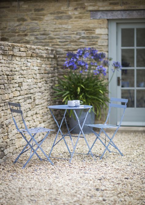 27 fab ideas for small gardens Ideas Para Decorar Jardines, Metal Garden Table, Flora Garden, A Brick Wall, Small Courtyards, Outdoor Bistro Set, Garden Table And Chairs, Garden Seating, Small Garden Design