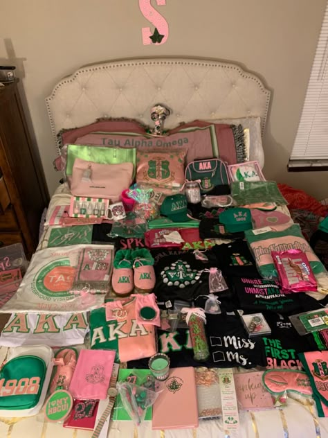 Aka Bed Decoration, Probate Gifts, Aka Bed, Aka Gifts, Aka Probate, Aka Gift Ideas, Aka Room Decorations, Aka Paddles Alpha Kappa Alpha, Aka Paddle