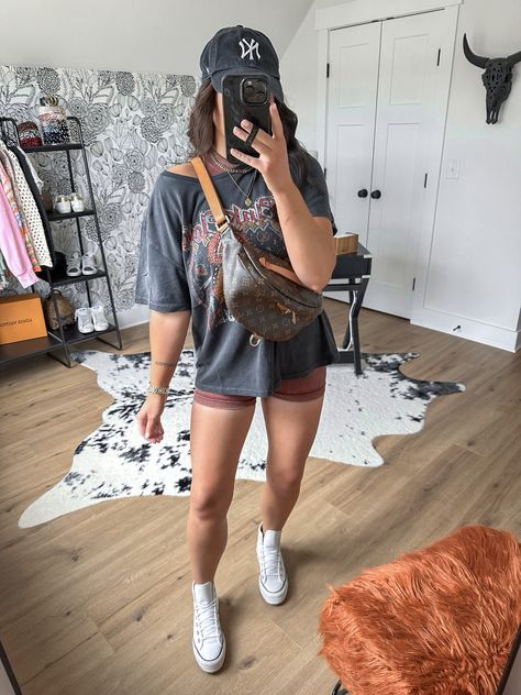 Platform Converse Summer Outfit, Band Tee Outfits Summer, Errands Aesthetic, Graphic Tee Outfit Summer, Band Tshirt Outfit, Outfit Band, Errands Outfit Summer, Tshirt Outfit Summer, Band Tee Outfits