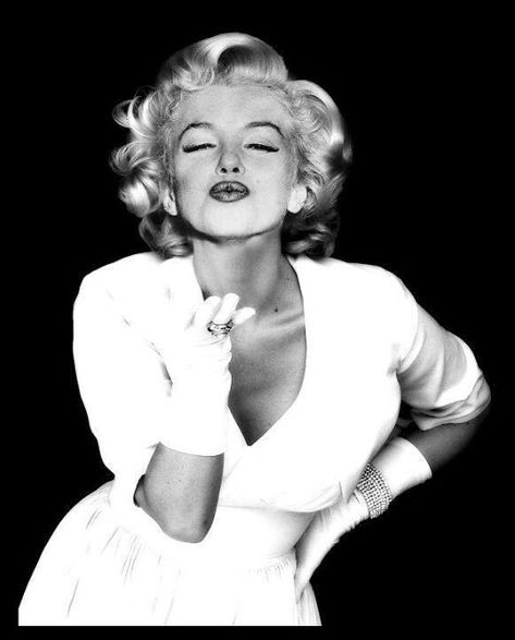 MARILYN KISSES AROMA Marilyn Monroe Portrait, Blowing Kisses, Marilyn Monroe Art, Marilyn Monroe Photos, Hollywood Icons, Blonde Bombshell, Pose Reference Photo, Portrait Inspiration, Photoshoot Inspiration