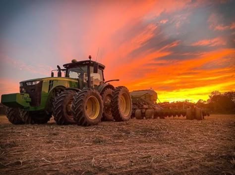 Tractor Aesthetic, John Deere Decals, Tractor Photography, John Deere Tractors Pictures, John Deere Tractors Farms, John Deere Combine, Tractor Photos, Country Backgrounds, Tractor Pictures