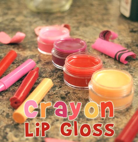 Here's a simple and FUN project for tweens - make homemade lip gloss from crayons! Crayon Lip Gloss, Homemade Lip Gloss, Winter Lip Color, Diy Dry Shampoo, Lip Gloss Homemade, Crayon Lipstick, Lip Balm Recipes, Glossier Lip Gloss, Diy Lip Gloss