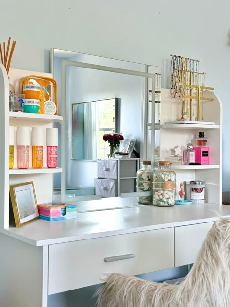 Cute Room Ideas With Vanity, Cute Room Ideas Vanity, Vanity Inspo Preppy, Beachy Vanity Ideas, Beachy Desk Decor, Beach Room Vanity, Room Ideas College Apartments, Dorm Desk Vanity, Coastal Vanity Ideas Bedroom