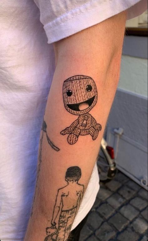 Sackboy Tattoo, Big Patchwork Tattoos, Bendy Tattoo, Little Big Planet Tattoo, Littlebigplanet Art, Domo Tattoo, Video Games Tattoo, Childhood Tattoo Ideas, Leg Tattoos Patchwork