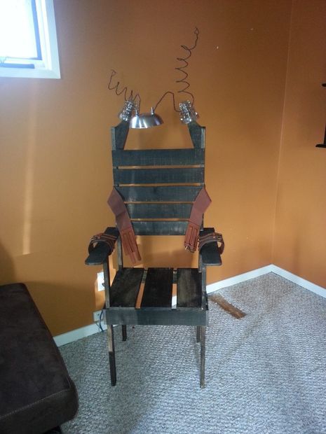 Life size Electric Chair for $8.00 Diy Electric Chair, Insane Asylum Halloween, Haunted Hospital, Haunted Asylums, Asylum Halloween, Halloween Maze, Scary Halloween Decorations Diy, Halloween Office, Electric Chair