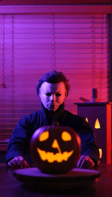 Halloween Backgrounds Michael Myers, Michael Myers Iphone Wallpaper, Micheal Myers Wallpaper Iphone, Horror Movie Lockscreen, Pink Michael Myers, Michael Myers Aesthetic, Halloween Wallpaper Michael Myers, Michael Myers Wallpaper Aesthetic, Micheal Myers Wallpaper