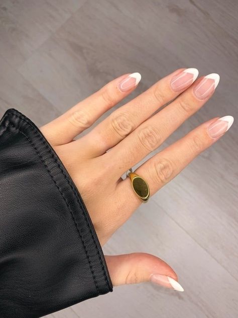 Short Nails Oval, Short Mail, Do It Yourself Nails, Small Nails, Shine Nails, French Tip Acrylic Nails, Simple Acrylic Nails, Nail Tattoo, Gold Signet Ring