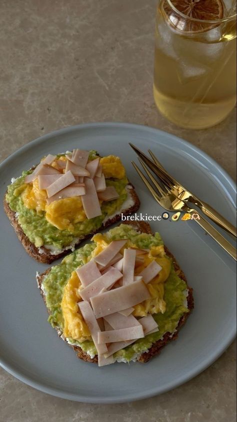 Scrambled Egg Avocado Toast, Avocado Meals Healthy, Turkey Breakfast Ideas, Scrambled Eggs On Toast, Eggs Avocado Breakfast, Breakfast With Avocado, Avocado Breakfast Recipes, Egg And Avocado Toast, Egg Toast Breakfast