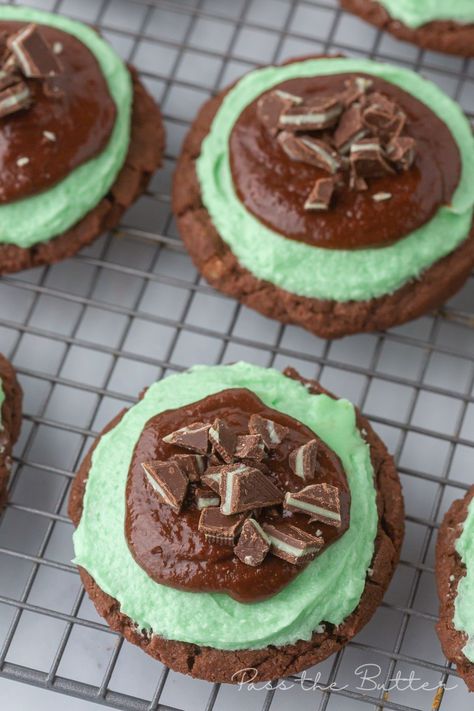 Satisfy your sweet tooth with our simple Grasshopper Cookie recipe - a delightful blend of mint and chocolate that's perfect for beginner bakers! Grasshopper Fudge, Best Homemade Cookies, Grasshopper Cookies, Easy Christmas Desserts, Mint Frosting, Mint And Chocolate, Grasshopper Pie, Christmas Dessert Ideas, Cookies From Scratch