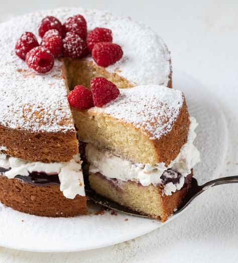 English Sponge Cake, New Cake Ideas, Victoria Sandwich, British Cake, Easy Sandwiches, Spoon Cookies, Twilight Home, English Desserts, Sponge Recipe