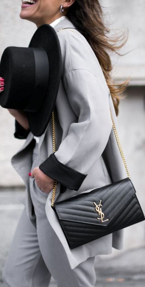 Yves Saint Laurent-Chic Sac Yves Saint Laurent, Street Style Bags, Black Shoulder Bag, Saint Laurent Bag, Chain Bag, Inspiration Mode, Mode Inspiration, Louis Vuitton Twist Bag, Bag Fashion