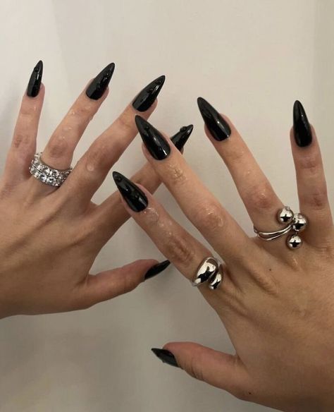 Stile Kylie Jenner, Black Stiletto Nails, Black Acrylic Nails, Pointed Nails, Ring Styles, Really Cute Nails, Black Nail, Minimalist Nails, Fire Nails