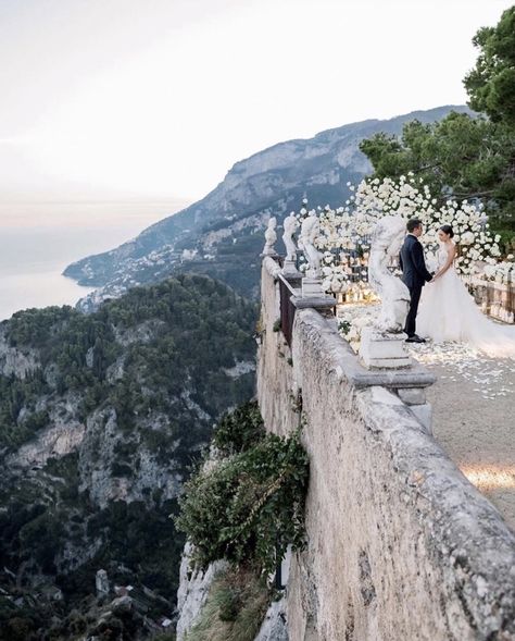 See more at theamalfibride.com | Cliffside romance & endless skies... Villa Cimbrone is a luxury Hotel located in Ravello on the Amalfi Coast. This 12th century Italian residence is considered to have one of the world's most breathtaking views. ⁠ ⁠ Kew Gardens Wedding, Sunstone Winery Wedding, Santorini Wedding Venue, Villa Cimbrone, Amalfi Coast Wedding, Wedding Bubbles, Country Barn Weddings, Wedding Exits, Cabo Weddings