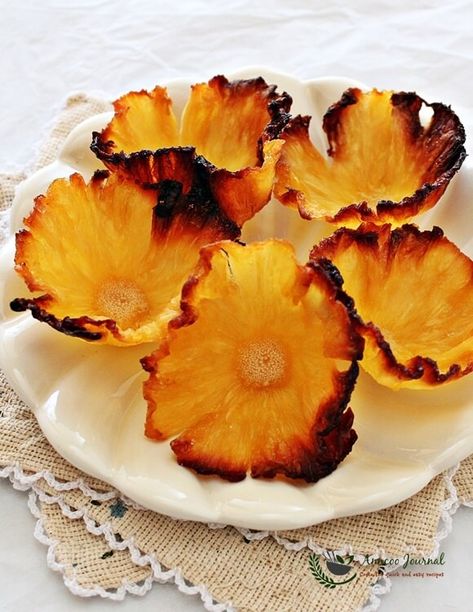 Making Dried Pineapple Flowers - Anncoo Journal Dried Pineapple Flowers, Pineapple Flowers, Dried Pineapple, Decoration Tips, Flower Food, Best Fruits, Great Desserts, Dried Fruit, Quick Easy Meals