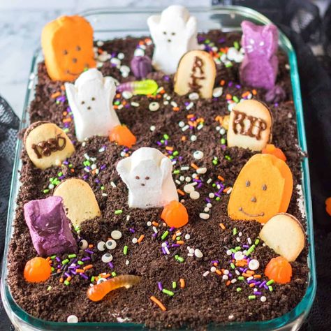 More than 30 fun and spooky ideas for your next Halloween Dessert Table. Super cute, simple and full of Halloween spirit. Halloween treats, cupcakes, cookies, fruits etc. Graveyard Cake, Halloween Cakes Easy, Halloween Dessert Table, Fun Halloween Desserts, Graveyard Halloween, Easy Cakes To Make, Pork Roast In Oven, Dirt Cake, Creamy Pudding